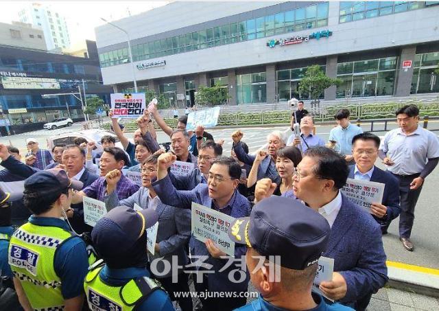 더불어민주당 경남도당은 이날 지역위원장단 명의로 낸 성명서를 통해 일본은 전 세계에 대한 원전오염수 테러를 당장 중단하라고 밝혔다사진박연진기자