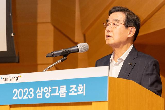 김윤 회장이 23일 판교 삼양디스커버리센터에서 조회를 개최해 상반기 경영 성과와 하반기 방향에 대해 직원들에게 설명하고 있다 사진삼양그룹