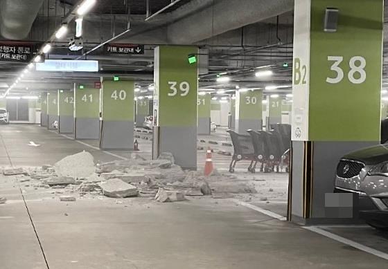 인천 홈플러스 송도점 지하주차장 천장이 부서져 잔해물이 바닥에 떨어진 모습 사진연합뉴스DB