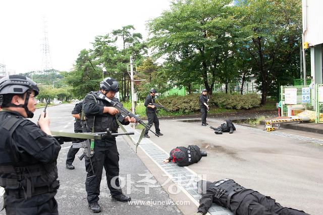 보령발전본부에서 시행한 2023 을지연습에서 특경대원들이 발전소 시설에 침투한 대항군을 진압하고 있다사진보령발전본부