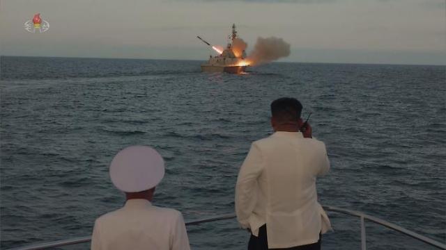 Thông tấn xã Trung ương Triều Tiên ngày 21 đưa tin nhà lãnh đạo Triều Tiên Kim Jong-un đã thị sát hạm đội hải quân và quan sát cuộc diễn tập bắn vũ khí chiến lược trong cuộc tập trận chung Hàn-Mỹ Lá chắn tự do Ulchi ẢnhYonhap News