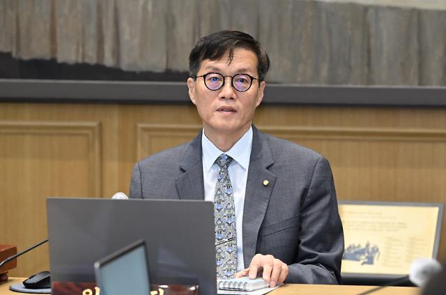 이창용 한국은행 총재가 24일 서울 중구 한국은행에서 열린 금융통화위원회를 주재하고 있다 사진공동취재단