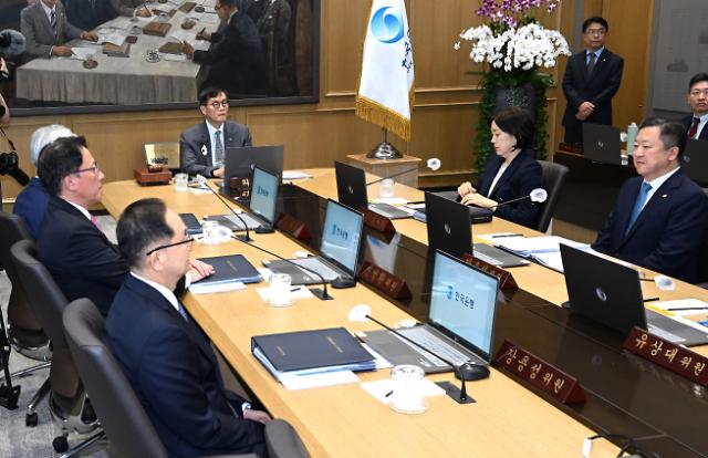 이창용 한국은행 총재가 24일 서울 중구 한국은행에서 열린 금융통화위원회를 주재하고 있다 사진공동취재단