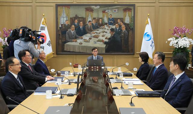 이창용 한국은행 총재가 24일 오전 서울 중구 한국은행에서 열린 금융통화위원회 본회의에서 회의를 주재하고 있다 사진한국은행