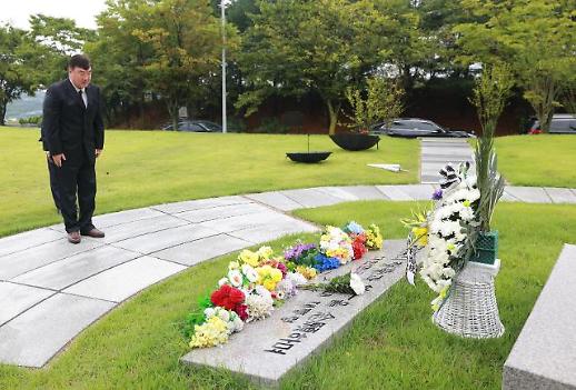 韩中迎建交31周年纪念日 邢海明参拜韩国已故前总统卢泰愚陵墓