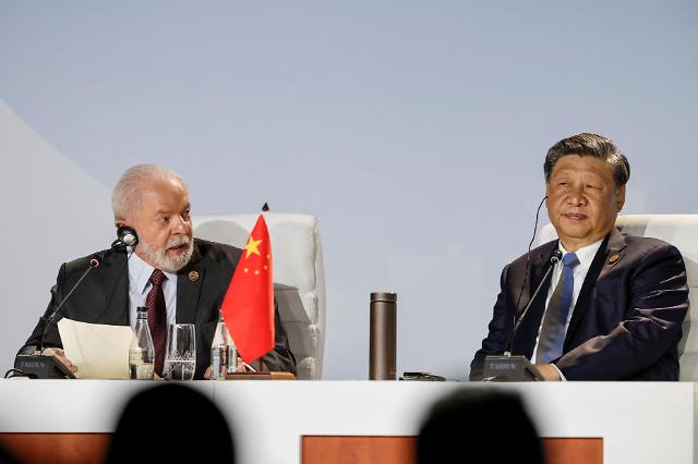 브릭스 정상회의에 참석 중인 루이스 이냐시오 룰라 드 실바 브라질 대통령좌과 시진핑 중국 국가주석우
