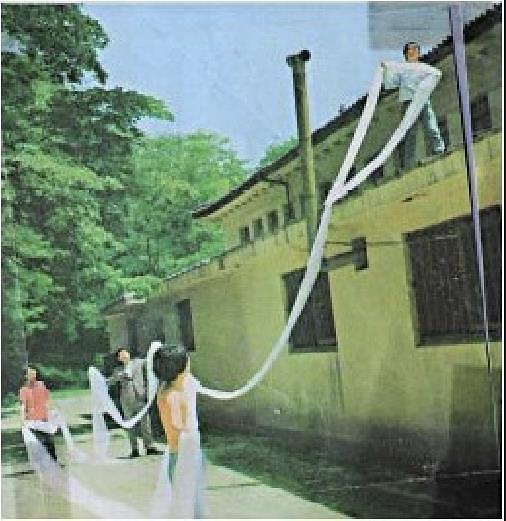 김구림 화백이 1970년 제1회 한국미술대상전에서 선보인 미술관을 광목으로 묶는 현상에서 흔적으로 작업 퍼포먼스 사진디지털 프린트 사진국립현대미술관