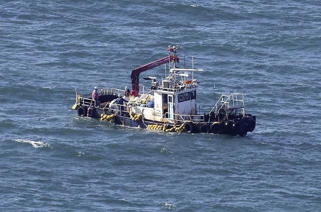 8월 24일 일본 후쿠시마 제1원자력발전소 인근 해역에서 관측선이 해수의 방사성 물질을 검사하기 위해 샘플을 채취하고 있다 사진로이터 연합뉴스
