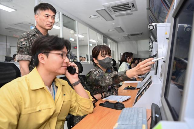 24목 대구에 위치한 항공교통본부에서 개최된 비상 항공교통 보안통제 모의연습에 참가한 공군작전사령부 운항관제 요원과 국토교통부 항공교통본부 관제사가 민항기 긴급 우회명령이 발령되자 긴밀한 협조체계를 유지하며 민항기가 안전하게 우회할 수 있도록 통제하고 있다사진공군