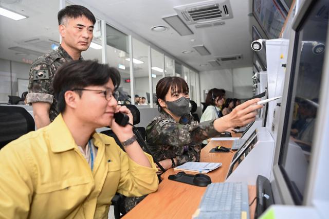  24목 대구에 위치한 항공교통본부에서 개최된 비상 항공교통 보안통제 모의연습에 참가한 공군작전사령부 운항관제 요원과 국토교통부 항공교통본부 관제사가  민항기 긴급 우회명령이 발령되자 긴밀한 협조체계를 유지하며 민항기가 안전하게 우회할 수 있도록 통제하고 있다사진공군