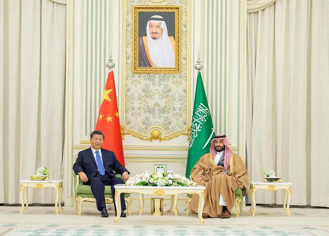 지난 2022년 12월 8일 무함마드 빈 살만 사우디아라비아 왕세자왼쪽와 시진핑 중국 국가주석이 리야드 만난 모습 사진로이터 연합뉴스