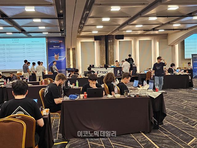 25일 서울 코엑스 그랜드볼룸에서 열리고 있는 국제해킹방어대회 ‘코드게이트 2023’의 본선 진출팀이 마지막까지 최선을 다해 문제를 풀고있다 사진선재관 기자