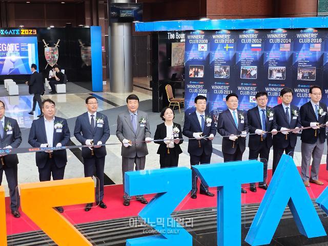 25일 코드게이트 2023 개막 시상식에 앞서 김상철 한컴그룹 회장과 주요 내빈들이 테이프 커팅을 하고 있다 사진선재관 기자