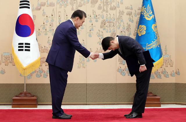 윤석열 대통령 이동관 신임 방통위원장 임명장 수여
    서울연합뉴스 진성철 기자  윤석열 대통령이 25일 서울 용산 대통령실 청사에서 이동관 신임 방송통신위원장에게 임명장을 수여한 뒤 악수하고 있다 2023825  대통령실통신사진기자단
    zjinynacokr2023-08-25 151057
저작권자 ⓒ 1980-2023 ㈜연합뉴스 무단 전재 재배포 금지저작권자 ⓒ 1980-2023 ㈜연합뉴스 무단 전재 재배포 금지