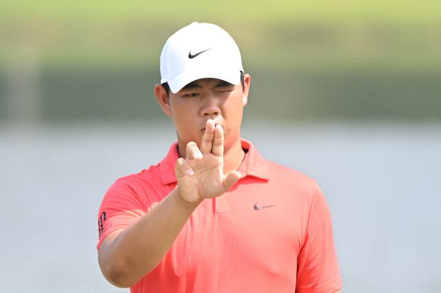 김주형이 25일 미국 조지아주 애틀랜타의 이스트 레이크 골프클럽에서 열린 20222023 PGA 투어 페덱스컵 플레이오프 최종전 투어 챔피언십 1라운드에서 그린 라인을 읽고 있다 사진USA 투데이·연합뉴스