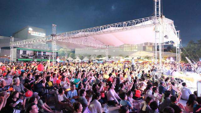 2023영동포도축제 행사에 참가한 방문객들이 즐거운 한때를 보내고 있다 사진은 지난 26일 열린 추풍령가요제의 모습 사진영동군