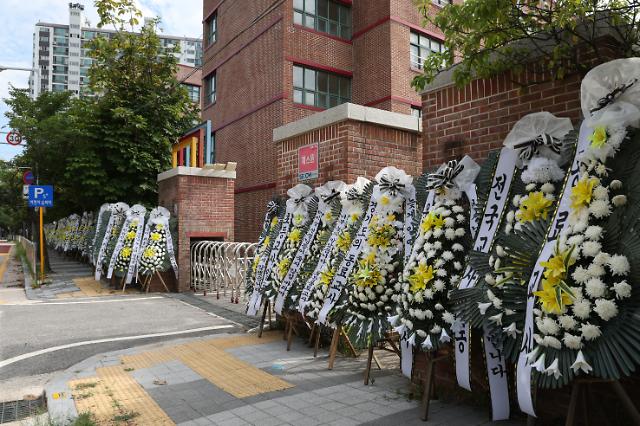 지난 9일 경기도 의정부시의 한 초등학교에서 고인이 된 교사를 추모하는 화환이 줄지어 놓여 있다 사진연합뉴스
