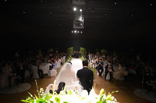 지난 26일 경기 성남시 HD현대 판교 글로벌RD센터GRC에서 최정환 HD현대건설기계 책임의 결혼식이 열리고 있다사진HD현대