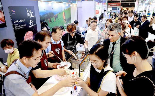지난 18일 홍콩컨벤션센터에서 열린 2023 홍콩푸드엑스포에 참석한 관람객들이 한우 요리를 시식하기 위해 길게 늘어서 있다 사진한우협회