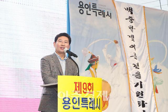 이상일 시장이 제9회 백암백중문화제 개막식에서 축사를 하고 있다사진용인시