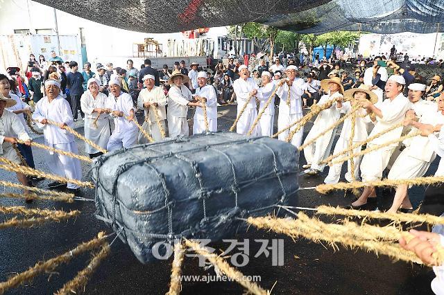 개막식 사전행사로 지경다지기가 열리고 있다사진용인시