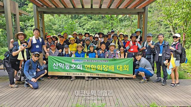 지난 26일 경기도 가평군 연인산 명품계곡에서 진행된 사경기중소벤처기업연합회 산악동호회 2023년 8월 정기산행에 참여한 회원들이 기념촬영 하고 있다 사진박명섭 기자