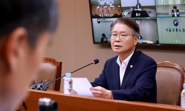 이정식 고용노동부 장관오른쪽이 28일 오전 서울 중구 서울고용노동청에서 노동개혁 추진 점검회의을 주재하고 있다 이 장관은 근로시간 면제와 운영비 원조 실태조사로 확인된 노동조합 위법 행위는 감독을 통해 시정하겠다고 밝혔다 2023828 사진고용노동부