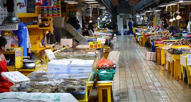 An alley in a popular fish market located in the western port city of Incheon is empty of customers on August 24  YONHAP PHOTO