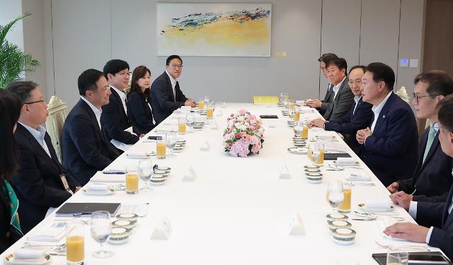 윤석열 대통령 거시경제 전문가와 오찬 간담회
    서울연합뉴스 진성철 기자  윤석열 대통령이 25일 서울 용산 대통령실 청사에서 가진 거시경제 전문가와의 오찬 간담회에서 발언하고 있다 
    이날 간담회에는 권영선 우리금융경영연구소 본부장 송승헌 맥킨지 한국사무소 대표 이시욱 대외경제정책연구원장 임지원 전 한국은행 금융통화위원 줄리아나 리 도이치뱅크 아시아 수석 이코노미스트 등이 참석했다  2023825   대통령실 제공 재판매 및 DB 금지
    zjinynacokr2023-08-25 162113
저작권자 ⓒ 1980-2023 ㈜연합뉴스 무단 전재 재배포 금지저작권자 ⓒ 1980-2023 ㈜연합뉴스 무단 전재 재배포 금지