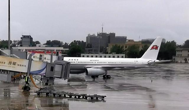 북한 국영항공사인 고려항공 소속 여객기가 지난 24일 중국 베이징 서우두 국제공항에 착륙해 있다 사진연합뉴스