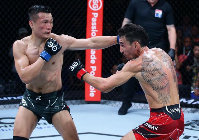 Max Holloway knocks out The Korean Zombie at UFC Fight Night