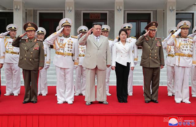 김정은 북한 국무위원장이 딸 주애와 함께 28일 북한의 해군절을 맞아 해군사령부를 방문해 장병들을 격려했다고 조선중앙통신이 29일 보도했다 사진연합뉴스