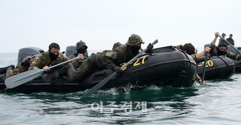 [슬라이드 포토] UFS/TIGER 특전사 연합 해상침투 훈련 현장공개