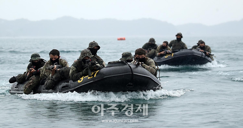 [슬라이드 포토] UFS/TIGER 특전사 연합 해상침투 훈련 현장공개