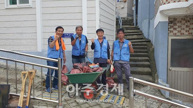 원봉회 김종문 회장왼쪽 첫번째과 회원들이 지난 24일 태풍으로 피해를 입은 묵호동에 거주하는 독거 노인가구를 방문해 수해 복구 지원 봉사활동을 진행하고 있다사진묵호동