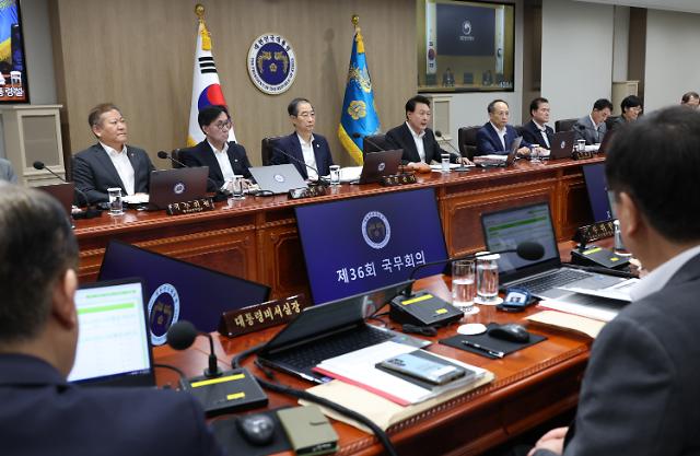 국무회의 주재 윤석열 대통령
    서울연합뉴스 진성철 기자  윤석열 대통령이 29일 서울 용산 대통령실 청사에서 국무회의를 주재하고 있다 2023829
    zjinynacokr2023-08-29 101648
저작권자 ⓒ 1980-2023 ㈜연합뉴스 무단 전재 재배포 금지저작권자 ⓒ 1980-2023 ㈜연합뉴스 무단 전재 재배포 금지