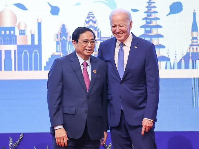 Thủ tướng Phạm Minh Chính  và Tổng thống Mỹ Joe Biden gặp nhau trong khuôn khổ Hội nghị Cấp cao ASEAN lần thứ 40 41 và các hội nghị cấp cao liên quan tại thủ đô Phnom Penh của Campuchia tháng 112022 ẢnhVGP