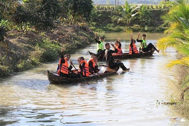 베트남 동탑성 농업생태관광지에서 전통놀이를 즐기고 있는 관광객 사진베트남통신사