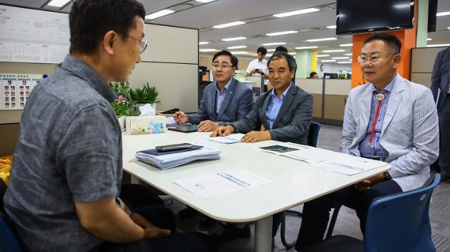 김재욱 칠곡군수가 도비 확보를 위해 경북도청 방문하고 담당자들에게 칠곡군 당면 사업들의 당위성을 역설하고 잇다사진칠곡군