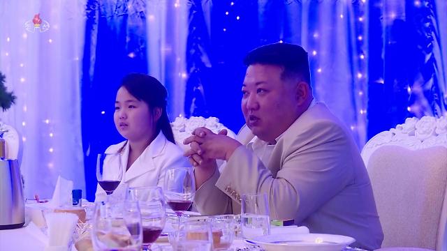 북한 김정은 국무위원장이 해군절828을 맞아 지난 27일 저녁 경축연회를 마련했다고 조선중앙TV가 29일 보도했다 사진연합뉴스