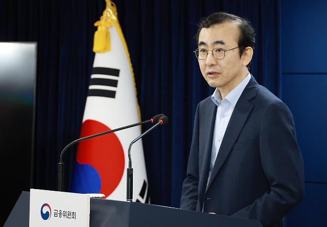 이세훈 금융위원회 사무처장이 29일 오전 서울 종로구 정부서울청사 합동브리핑실에서 만기연장 상환유예 조치 연착륙 현황에 대해 브리핑하고 있다사진금융위원회