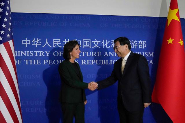 지나 러몬도 미국 상무장관왼쪽과 후허핑 문화여유부 부장이 8월 29일 중국 베이징에서 회담을 했다 사진AFP 연합뉴스