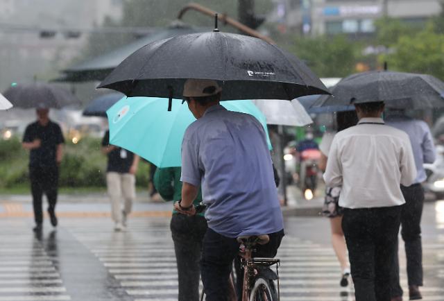 29일 오후 많은 비가 내리는 서울 광화문광장에서 시민들이 우산을 쓴 채 걸어가고 있다사진연합뉴스
