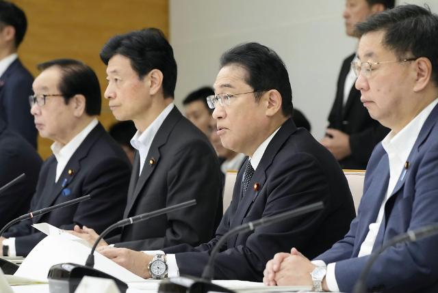 기시다 후미오 일본 총리가 22일 후쿠시마 제1원자력발전소 오염수일본 정부 명칭 처리수의 해양 방류 등을 논의하는 각료회의를 주재하고 있다 사진연합뉴스