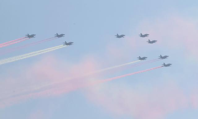 지난해 10일 1일 충남 계룡대 대연병장에서 열린 건군 제74주년 국군의 날 기념식에서 TA-50과 FA-50 편대가 기동시범을 보이고 있다 사진연합뉴스