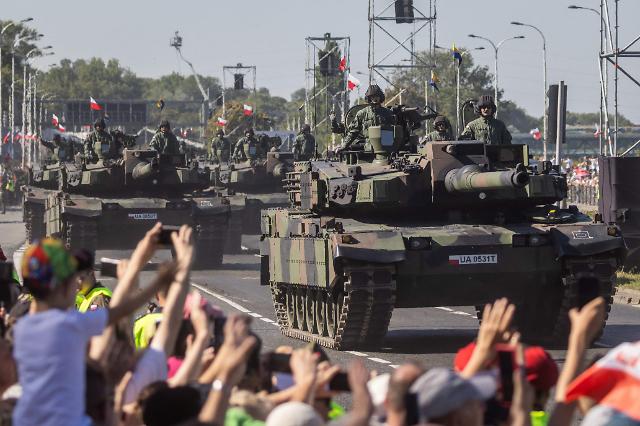 폴란드 군사 퍼레이드에 등장한 한국산 K2 탱크
    바르샤바 AFP연합뉴스 폴란드 수도 바르샤바에서 국군의 날 기념식이 열린 15일현지시간 병사들이 한국산 K2 전차를 타고 군사 퍼레이드를 하고 있다 전문가들 사이에서는 우크라이나 접경국인 폴란드가 이번 퍼레이드를 통해 대규모 군사력을 과시 러시아와 벨라루스에 일종의 메시지를 보내려고 한 것이라는 해석이 나온다 20230816
    clynnkimynacokr2023-08-16 141724
저작권자 ⓒ 1980-2023 ㈜연합뉴스 무단 전재 재배포 금지저작권자 ⓒ 1980-2023 ㈜연합뉴스 무단 전재 재배포 금지