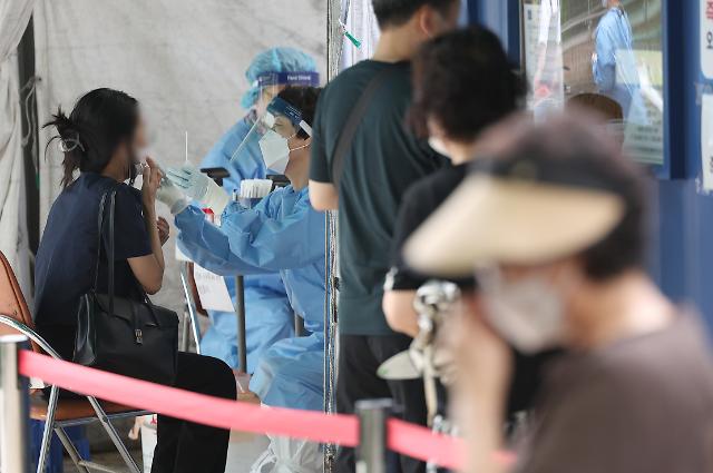 Nhân viên y tế đang tiến hành xét nghiệm COVID-19 tại phòng khám sàng lọc ở Trung tâm Y tế Công cộng Dalseo-gu ở Daegu ẢnhYonhap News