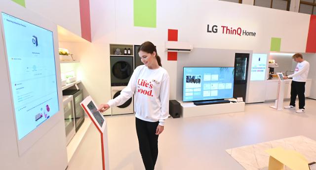 모델들이 LG 씽큐 홈ThinQ Home 전시 공간에서 LG UP가전과 구매단계부터 다양한 고객 니즈에 맞춘 초개인화 가전인 LG UP가전 20을 소개하고 있다사진LG전자