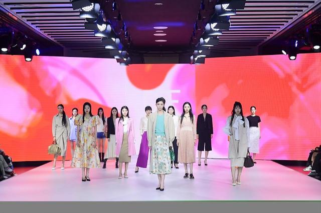 서울시는 동대문 시장의 상권 활성화와 패션 고상공인의 경쟁력을 높이기 위해 다음달  5일과 6일 중구 서울패션창작스튜디오에서 2개의 패션쇼를 연다고 31일 밝혔다 