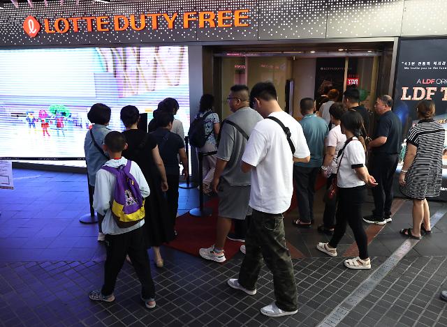 중국 단체 관광객들이 8월 24일 서울 중구에 있는 한 면세점으로 들어가고 있다 사진연합뉴스 